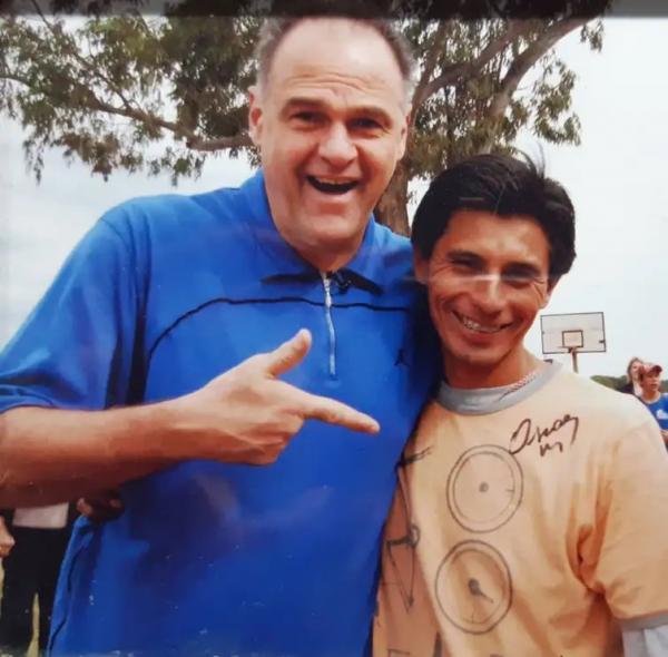 Oscar Schmidt e o professor de basquete Hugo Costa, de Ponta Por&atilde; (MS).(Imagem:Por&atilde;Bask/Instagram)