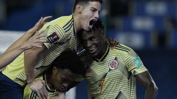 James Rodríguez comemora gol com Cuadrado e Zapata na vitória da Colômbia contra a Venezuela.(Imagem:Gabriel Aponte/EFE)