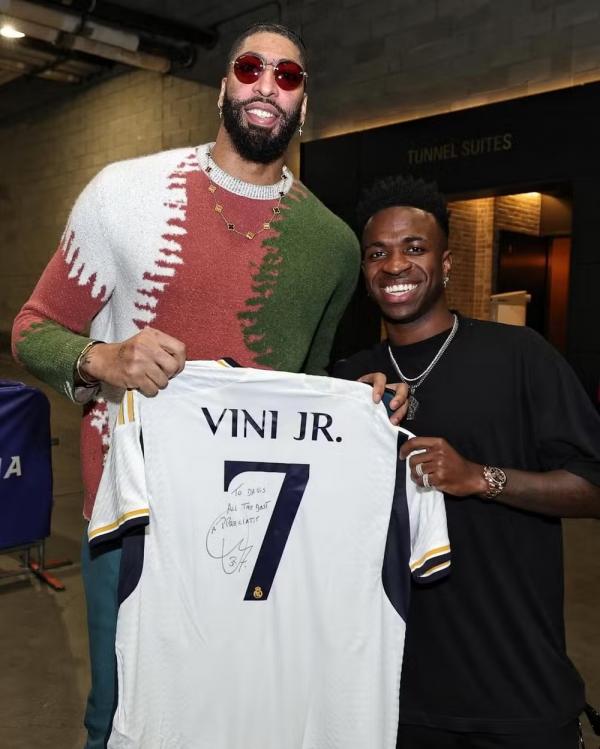 Anthony Davis recebe camisa autografada de Vini Jr.(Imagem:Reprodução/Twitter)