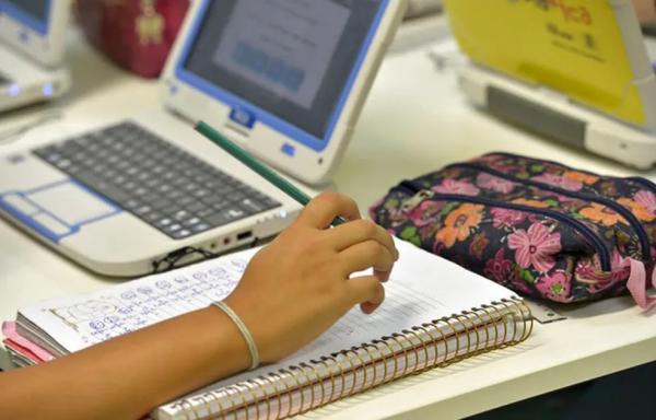 Alunos de escola,localizada em Taguatinga,realizam exercícios de matemática utilizando jogos virtuais.(Imagem:Ismália Afonso/Arquivo pessoal)