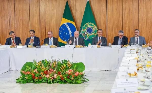 O presidente Lula e ministros durante café com parlamentares no Palácio do Planalto(Imagem:Ricardo Stuckert)
