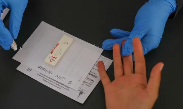 Mobilização em Brasília no Dia Mundial de Combate à Aids oferece testagem rápida para HIV, distribuição de autotestes, orientações sobre ISTs e saúde sexual.(Imagem:Fabio Rodrigues-Pozzebom/ Agência Brasil)