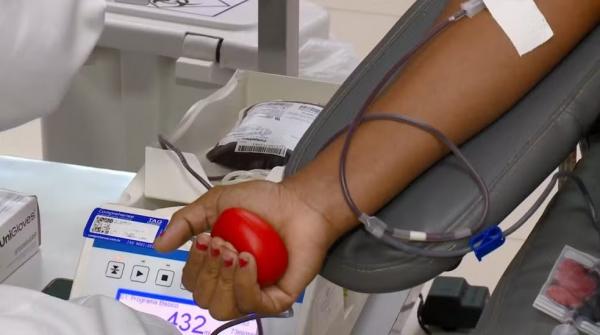 Analista comemora anivers&aacute;rio no Hemopi para incentivar doa&ccedil;&otilde;es de sangue.(Imagem:TV Clube)