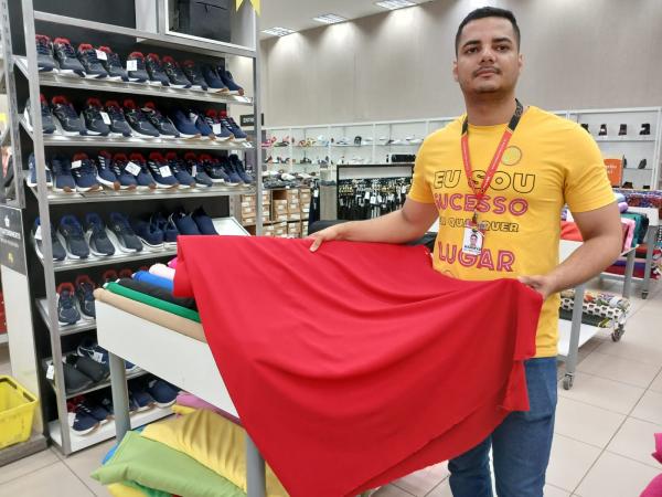 Ramires, chefe do setor de tecidos do Armazém Paraíba.(Imagem:FlorianoNews)