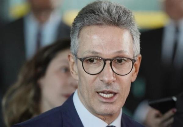 O governador de Minas Gerais, Romeu Zema (Novo), negou na segunda-feira (12) que pretenda disputar a elei&ccedil;&atilde;o presidencial como vice em uma eventual chapa encabe&ccedil;ada pelo senador Fl(Imagem:Rafa Neddermeyer/Ag&ecirc;ncia Brasil)