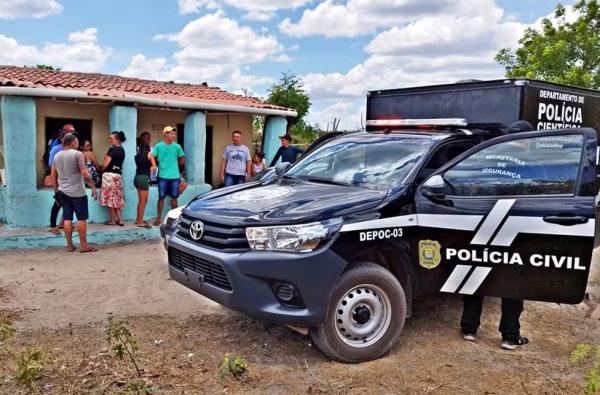 Viatura da Polícia Civil no velório da vítima.(Imagem:Wenddel Veras/Blog do Coveiro)