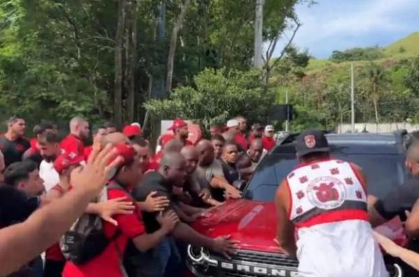 Torcedores do Flamengo protestam na porta do Ninho(Imagem:Reprodução)