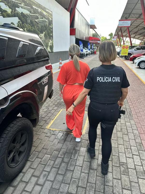 Mulher é presa suspeita de alugar casa de luxo e colocar à venda, em Teresina.(Imagem:Divulgação/PCPI)