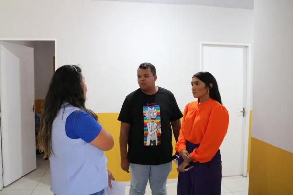  Conselheiros tutelares Renata Bezerra e Ivan Cabral com a gerente de Direitos Humanos em exercício da Semcaspi, Talita Damas. (Imagem:Lucas Marreiros/g1 )