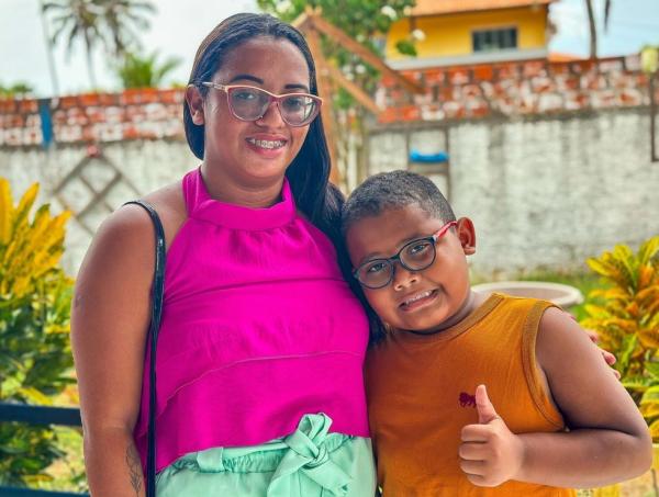 Carretinha da Saúde: mais de 100 óculos são entregues a crianças do litoral piauiense(Imagem:Divulgação)