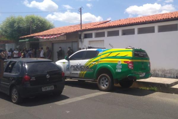 Mulher foi morta na porta da residência da Zona Leste de Teresina.(Imagem:Edigar Neto/TV Clube)