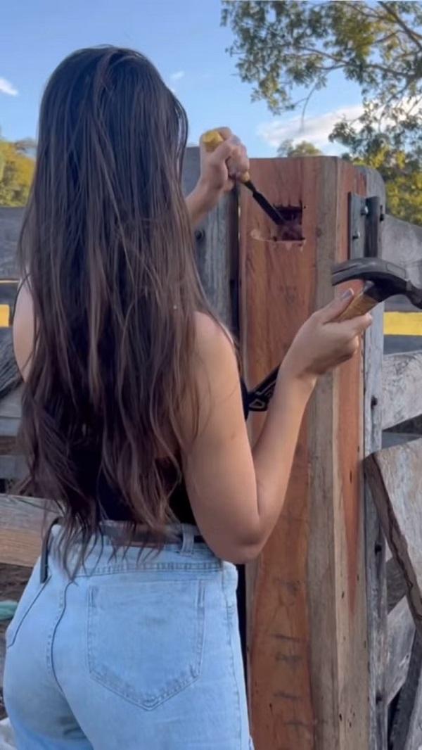 Mulher de Amado Batista surge construindo cerca em fazenda: