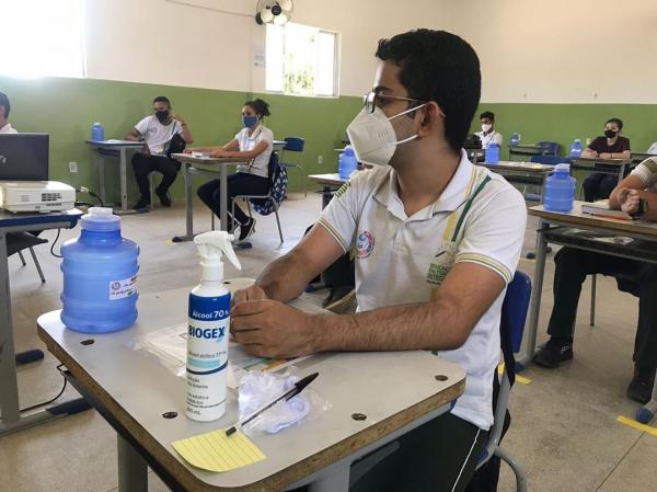 Alunos assistem aulas obedecendo aos protocolos sanitários.(Imagem:Divulgação)