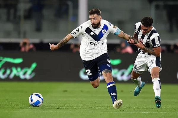  Pratto, do Vélez, disputa a bola com Enzo Díaz, do Talleres.(Imagem:Getty Images )