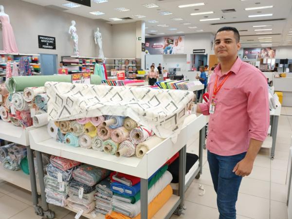 Ramires, chefe do setor de tecidos do Armazém Paraíba.(Imagem:FlorianoNews)