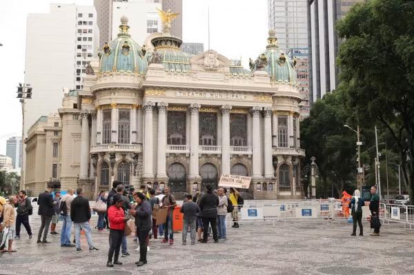 Fãs levam cartazes em velório de Preta Gil no Theatro Municipal do Rio.(Imagem:Manuela Scarpa/ BrazilNews)