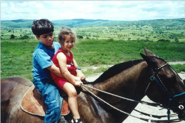  Isadora Cruz mostra clique exclusivo de infância: atriz aprendeu a andar a cavalo com 10 anos.(Imagem:Arquivo Pessoal )