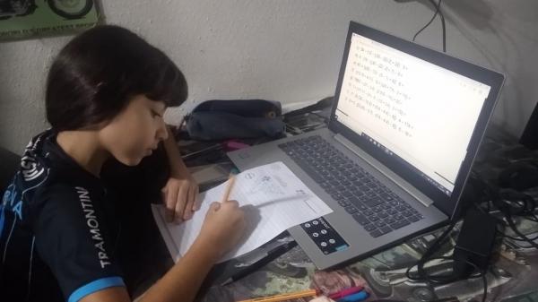 Valentina Fell está estudando em casa em SC e relata dificuldades de entender disciplinas exatas sem presença de professores.(Imagem:Graciela Fell/Arquivo pessoal)