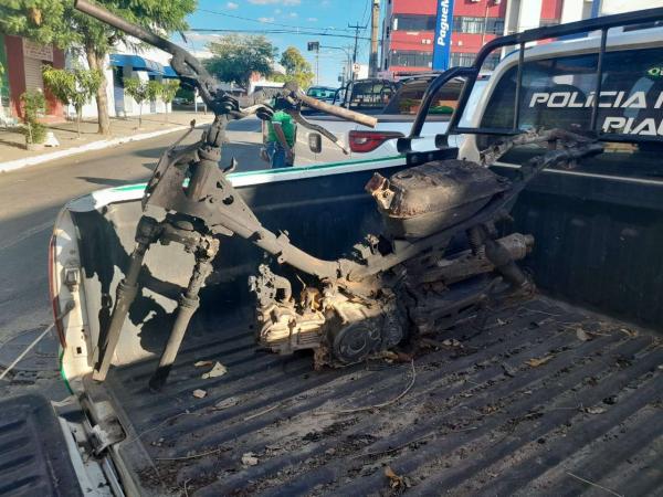 Polícia Militar de Floriano encontra motocicletas queimadas após denúncia.(Imagem:Divulgação)