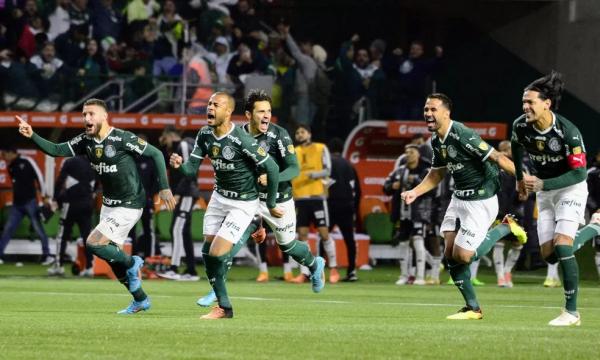 Jogadores do Palmeiras comemoram a classificação à semi da Libertadores.(Imagem:Marcos Ribolli)