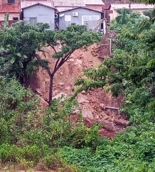  Muro de residência desaba após chuvas na Vila da Paz, Zona Sul de Teresina.(Imagem: Rede Clube )