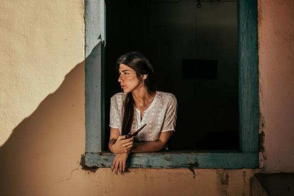 Na foto acima, a cantora paulista Estela Manfrinato aparece caracterizada como habitante do interior do Brasil. A imagem integra o material promocional do single Mazzaropi, program(Imagem:Reprodução)