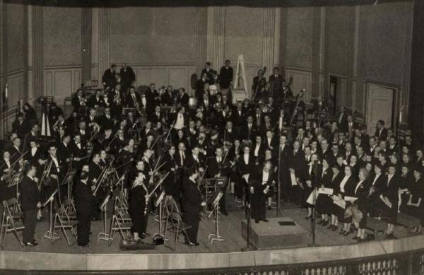 Villa-Lobos em Paris, na apresentação de ?Descobrimento do Brasil?, com a Orquestra Nacional e o Coro da Radiodifusão Francesa. Imagem de 28 de fevereiro de 1952.(Imagem:Museu Villa-Lobos/Arquivo)