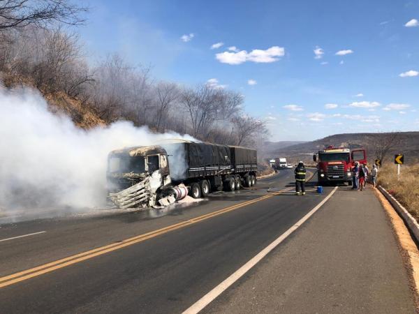 Carreta carregada de fertilizante pega fogo na BR-316 em Picos, no Sul do Piauí(Imagem:Reprodução)