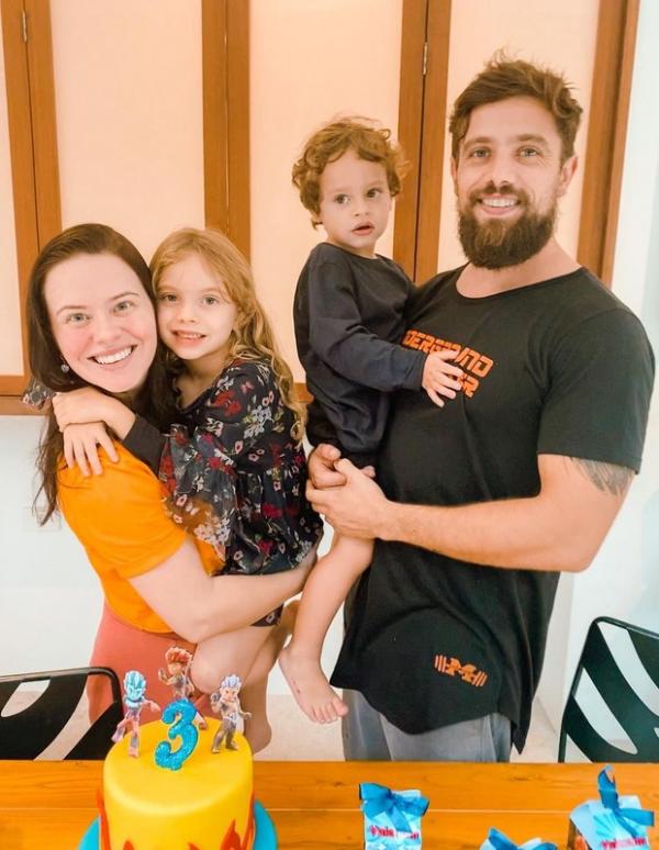 Mariana Bridi e Rafael Cardoso com os filhos Aurora e Valentim.(Imagem:Reprodução/Instagram)