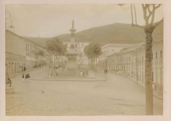  Monumento à Tiradentes, na Praça Tiradentes, em Ouro Preto, 1922.(Imagem: Arquivo Público Mineiro/Reprodução )