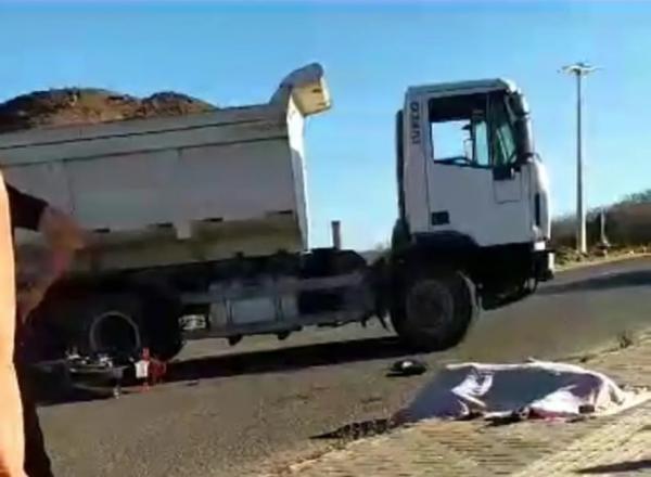 Motoqueiro morre ao colidir em caminhão que prestava serviço para prefeitura na PI-141 em Canto do Buriti.(Imagem:R. Macedo)