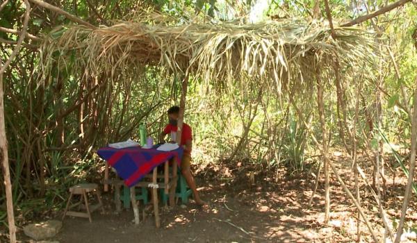 Pai fez cabana de palha na mata para filho assistir a aulas online no Piauí.(Imagem:Reprodução/TV Clube)