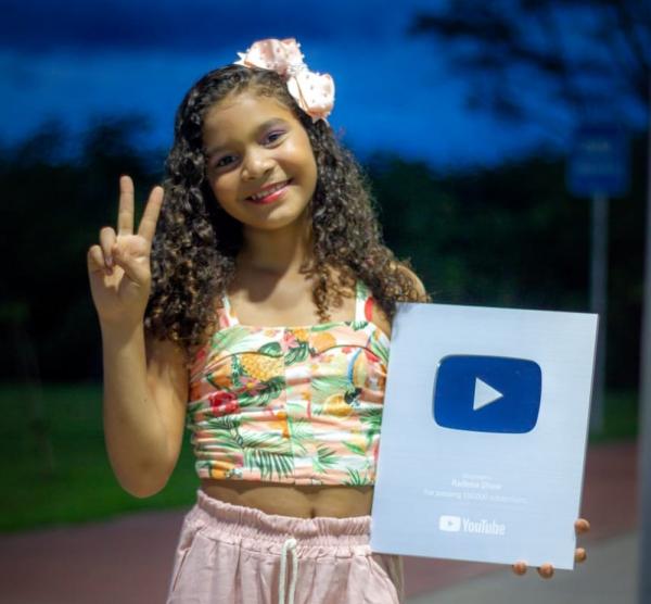 A jovem cantora piauiense começou a tocar teclado com seis anos de idade e, hoje, já tem quase 200 mil inscritos no Youtube.(Imagem:Arquivo Pessoal / Rejane Lima)