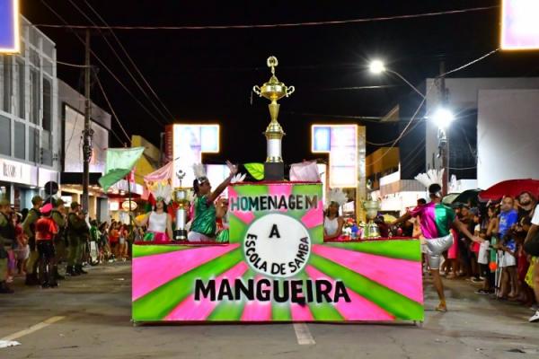 Desfile de escolas de samba e shows na beira-rio marcam o último dia do Carnaval de Floriano.(Imagem:Secom )