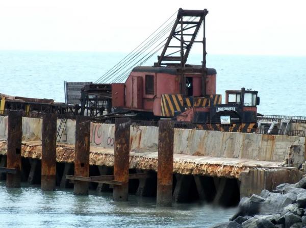 Material tem se deteriorado com o passar do tempo na obra do Porto de Luís Correia.(Imagem:Kleber Nogueira)