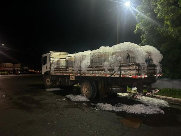 Peixes estavam acondicionados em cont&ecirc;ineres usados para transporte de &aacute;cido sulf&uacute;rico, o que tornou o alimento impr&oacute;prio para consumo.(Imagem:Divulga&ccedil;&atilde;o/PRF)
