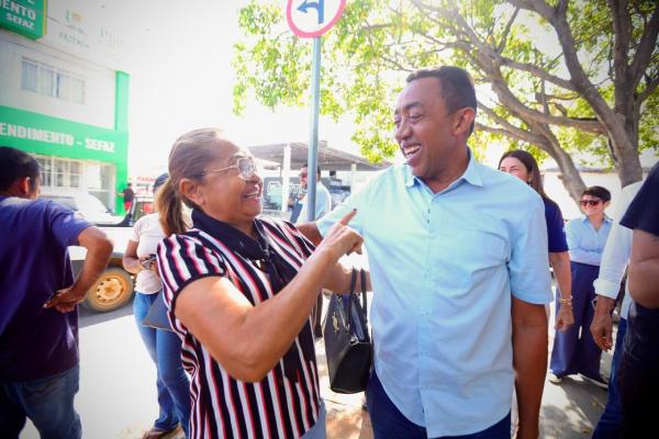  Joel &eacute; recebido por populares ao lado de Margarete durante visita ao mercado de S&atilde;o Raimundo Nonato(Imagem:Ascom)