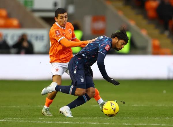 Gustavo Scarpa em ação pelo Nottingham Forest na derrota para o Blackpool.(Imagem:REUTERS/Molly Darlington)