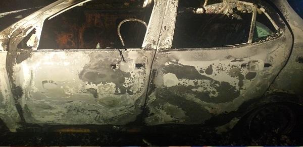 Criminosos ateiam fogo a carro depois de sequestro relâmpago; vítima estava dentro no porta-malas.(Imagem:Divulgação)