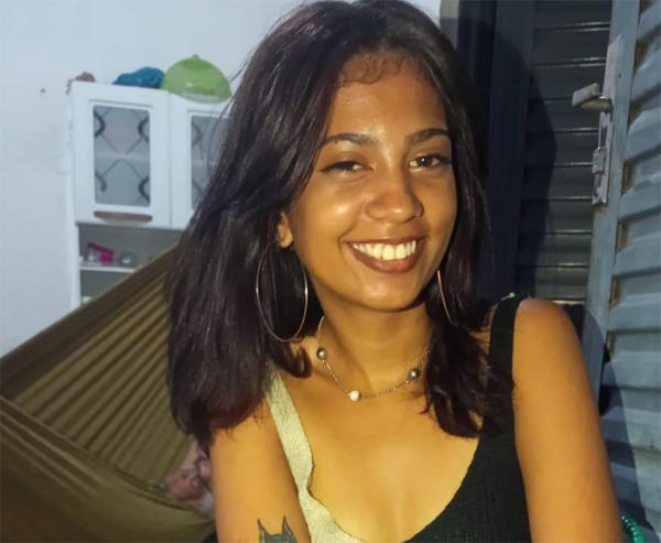 Pais de Janaína Bezerra recebem diploma simbólico em colação de grau na UFPI(Imagem:Reprodução)
