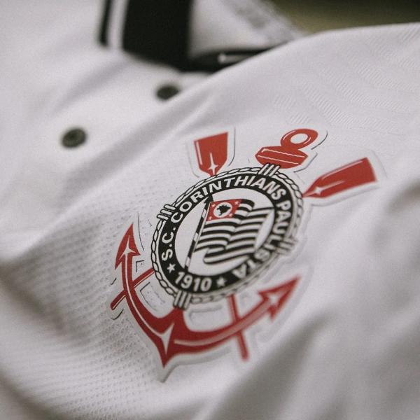 Escudo do Corinthians na nova camisa.(Imagem:Divulgação)