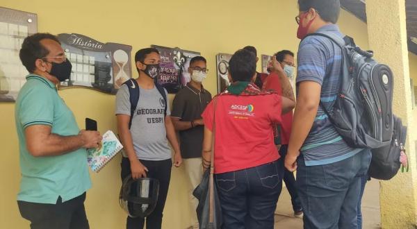 Professores e alunos fazem manifestação na Uespi.(Imagem:Divulgação/ADCESP)