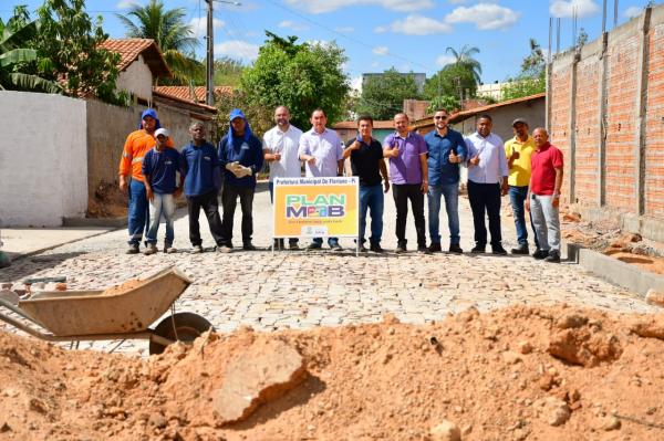 Vereadores de Floriano acompanham visita a obras em andamento na cidade(Imagem:CMF)