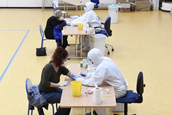 Médicos atendem pacientes.(Imagem:Flavio Lo Scalzo/Reuters)