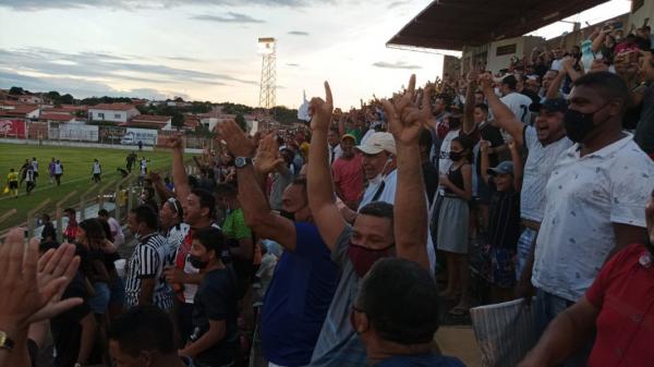 Uma imagem que há muito tempo não se via: o torcedor de volta ao estádio Tiberão para apoiar o time da casa, o Corisabbá. De volta à primeira divisão do Campeonato Piauiense, a equ(Imagem:Reprodução)