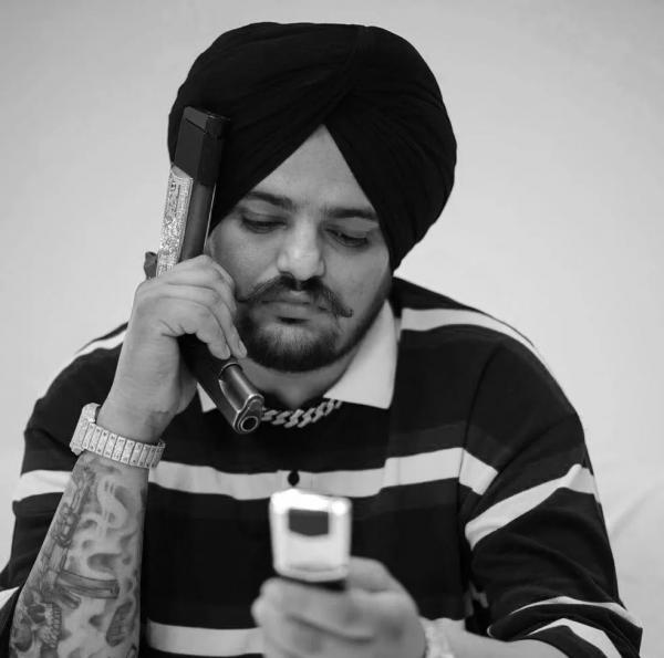 Um famoso rapper indiano, conhecido também nas comunidades que migraram ao Canadá e Reino Unido, foi assassinado a tiros no domingo (29) no estado de Punyab, no noroeste da Índia,(Imagem:Reprodução)