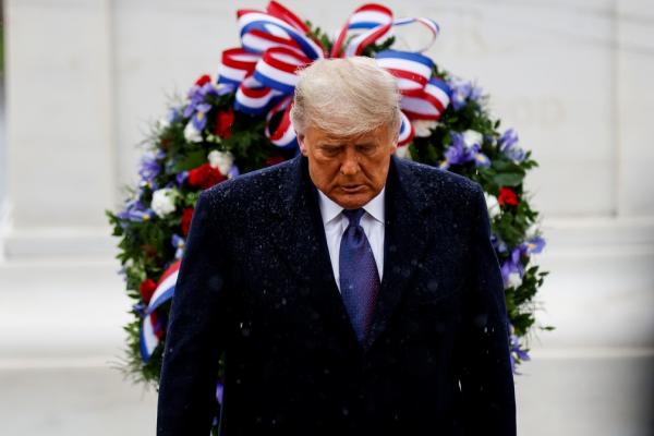 Presidente Donald Trump em sua primeira aparição oficial no cemitério de Arlington, na Virgínia, nesta quarta (11).(Imagem:Carlos Barria/Reuters)