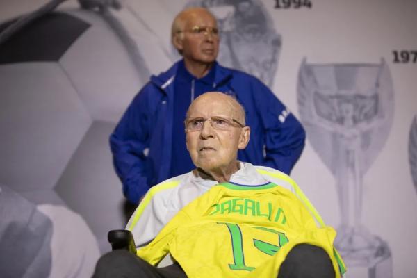 Zagallo e sua estátua, no Museu da Seleção.(Imagem:Lucas Figueiredo/CBF)