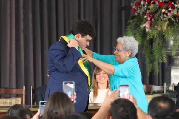 Rafael Fonteles recebe faixa do governo de Regina Sousa(Imagem:Raissa Moraes)
