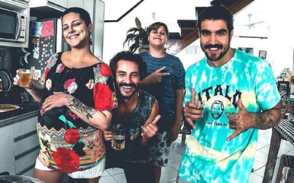 Caio Castro posa com os amigos e fãs apontam possível término com Grazi Massafera(Imagem:Reprodução)